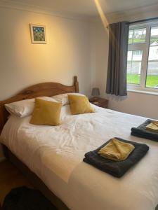 een slaapkamer met een bed met twee handdoeken erop bij BumbleBee Lodge in Saint Cleer