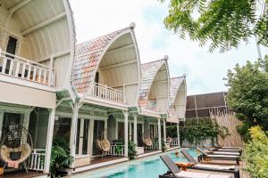 een uitzicht op een huis met een zwembad bij Mambo Beach Resort in Nusa Penida