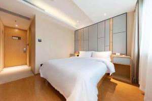 Una cama o camas en una habitación de Ji Hotel Hangzhou Xihu Hubin