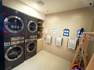 lavandería con 2 lavadoras en una habitación en Hanting Hotel Hefei Dadongmen Metro Station en Hefei