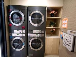 dos lavadoras sentadas una al lado de la otra en una habitación en Hanting Hotel Hefei Dadongmen Metro Station en Hefei