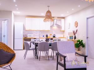 cocina y comedor con mesa y sillas en Cantos Apartment with Jacuzzi, en Ronda
