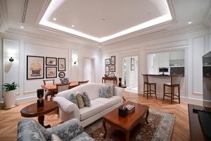 uma sala de estar com um sofá e uma mesa em 21 High Street Residence By The Torch em Doha