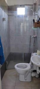 ein Bad mit einer Dusche, einem WC und einem Waschbecken in der Unterkunft Appartement à Carthage byrsa in Karthago