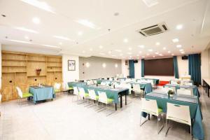 En restaurant eller et spisested på Hanting Hotel Jinan High-tech Zone Wanda Plaza