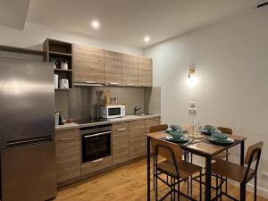 Relax 1 bedroom apartment - EG01 في أونجيان لي بان: مطبخ مع طاولة مع كراسي وثلاجة