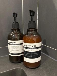 duas garrafas de mel em cima de um lavatório em Relax 1 bedroom apartment - EG01 em Enghien-les-Bains