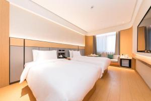 Кровать или кровати в номере Ji Hotel Hangzhou Qianjiang Century City Lihua Road