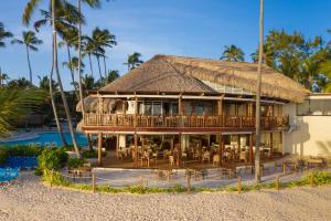 プンタ・カナにあるImpressive Punta Cana - All Inclusiveのヤシの木とプールのあるビーチリゾート