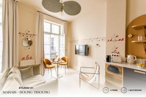 cocina con mesa y sillas en una habitación en Beauquartier - Marais, Bourg Tibourg, en París