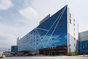 un gran edificio de cristal con fachada azul en Ji Hotel Changzhi Xi Bus Station, en Changzhi