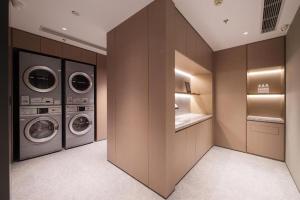lavadero con 3 lavadora y secadora en Ji Hotel Dalian Xi'an Road, en Dalian