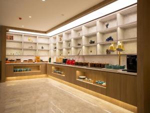 een winkel met veel planken met schoenen bij Hanting Premium Hotel Jinan Shandong University Central Campus in Licheng
