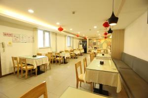 Majoituspaikan Hanting Hotel Jinan Jingshi Road Qianfoshan ravintola tai vastaava paikka