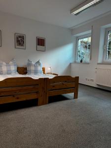 City-Residenz Ge-Buer في غيلسنكيرشن: غرفة نوم مع سرير خشبي كبير في غرفة