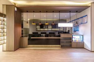Kuchyň nebo kuchyňský kout v ubytování Hanting Hotel Wuhan Jiedaokou Metro Station