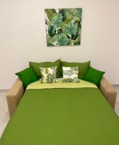 ein grünes Sofa mit Kissen darauf im Zimmer in der Unterkunft Due Golfi Heart in Massa Lubrense