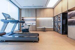 a room with a gym with a treadmill at Ji Hotel Xiangyang Tangcheng Shengli Street in Xiangyang