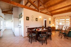 een keuken en eetkamer met een tafel en stoelen bij Agriturismo Sesta Presa in Caorle