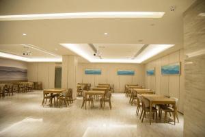 En restaurant eller et andet spisested på Ji Hotel Hefeng Binhu Shidai Square