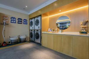 lavadero con 2 lavadoras y espejo en Starway Hotel Xi'an Wulukou Metro Station en Xi'an