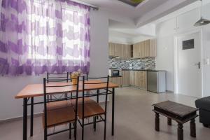 Il comprend une cuisine et un salon avec une table et des chaises. dans l'établissement Comfy apartment for 6 people in Heraklion, à Héraklion
