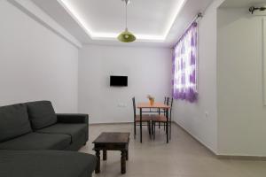 - un salon avec un canapé et une table dans l'établissement Comfy apartment for 6 people in Heraklion, à Héraklion