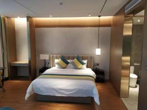 Llit o llits en una habitació de Hanting Hotel Yuncheng Xinjiangjiangzhou Avenue