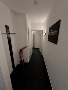 un pasillo con un pasillo que conduce a una habitación en City-Residenz Ge-Buer en Gelsenkirchen