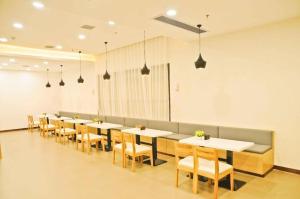 Restoran või mõni muu söögikoht majutusasutuses Hanting Hotel Wuhan Tianhe Airport Panlongcheng