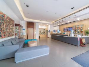 Lobby alebo recepcia v ubytovaní Hanting Hotel Wuhan Tianhe Airport Panlongcheng