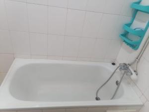 eine Badewanne mit Duschkopf im Bad in der Unterkunft tres belle vue sur la mer in Collo