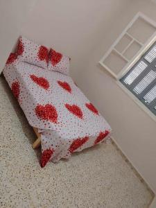 un cuscino rosso e bianco seduto sopra un bancone di tres belle vue sur la mer a Collo