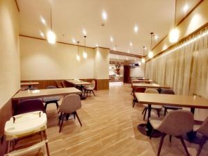 Um restaurante ou outro lugar para comer em Hanting Hotel Huzhou Yishang Street