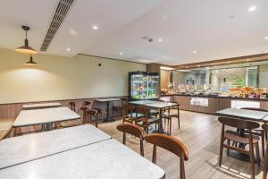 Hanting Hotel Shanghai Hongqiao Tianshan Road tesisinde bir restoran veya yemek mekanı