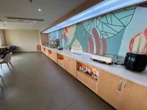 Küche/Küchenzeile in der Unterkunft Hanting Hotel Liu'an Shucheng Wanda Plaza