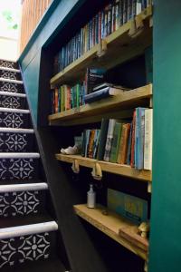 a book shelf full of books in a library at Octopus Loft, Falmouth in Falmouth