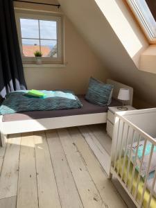 ein kleines Schlafzimmer mit einem Bett und einem Fenster in der Unterkunft Ferienwohnung Baumann in Schwarzenberg