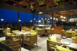 un ristorante con tavoli e sedie con vista di Mastiff Hotel Dhanbad a Dhanbād