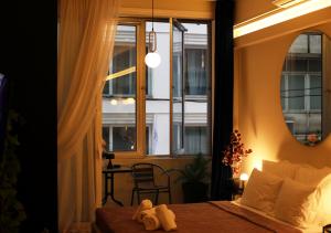 een slaapkamer met een bed met een teddybeer erop bij Syntagma Sweet House 4 in Athene