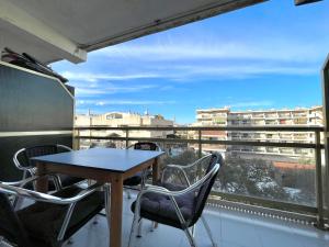 einen Tisch und Stühle auf einem Balkon mit Aussicht in der Unterkunft Costa Daurada Apartaments - LA SIRENA in Salou