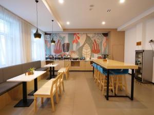 A restaurant or other place to eat at Hanting Hotel Ulanqab Jining Huai Yuan Nan Lu