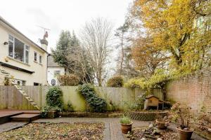 a backyard with a fence and a yard with plants at Promotion, Half Price 1 Bed Flat By Richmond Park in London