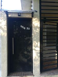 a black door with the words soo ra on it at Aero (a 8 cuadras del Colegio Militar de la Nación) in El Palomar