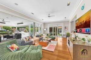 Χώρος καθιστικού στο 'Lynwood' Warrawee Manor- Koi Home