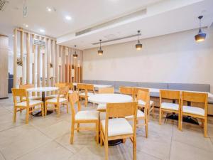 Ein Restaurant oder anderes Speiselokal in der Unterkunft Hanting Hotel Nanjing Hexi International Expo Center 