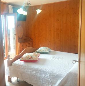 una camera con un letto con due cuscini sopra di Ulisse sul Sentiero a Praiano