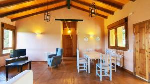 ein Esszimmer mit einem Tisch und Stühlen in der Unterkunft Complejo Rural El Mirador de Ovio in Cuevas
