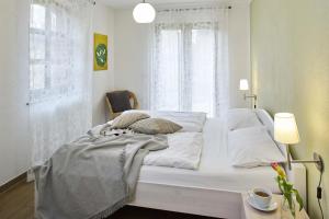 ein weißes Bett in einem Zimmer mit Fenster in der Unterkunft Holunderhaus in Rietz Neuendorf