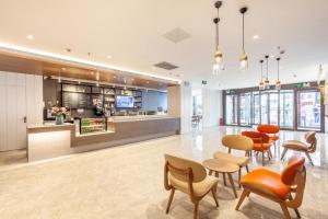 Lounge o bar area sa Hanting Premium Hotel Qingdao Taidong Metro Station